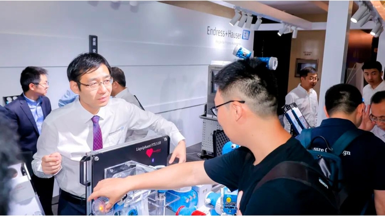 與會人員在恩德斯豪斯展臺區域與現場技術專家分享經驗心得，探討行業趨勢